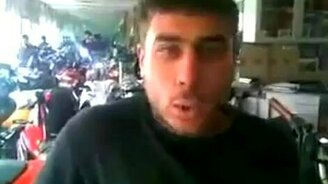 Пародирует моторы - смотреть видео (1:35)