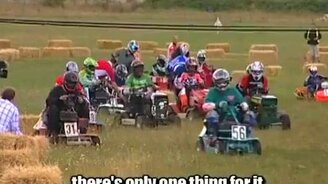 Гонки на газонокосилках - смотреть видео (1:09)