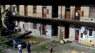 Дерево упало на авто - смотреть видео (1:18)