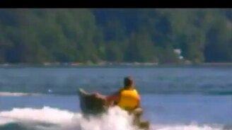 По воде на диване - смотреть видео (1:39)