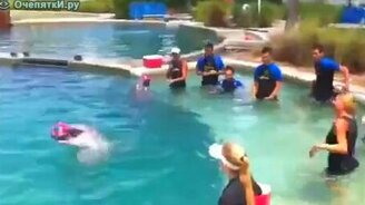 Дельфин забивает гол - смотреть видео (0:20)