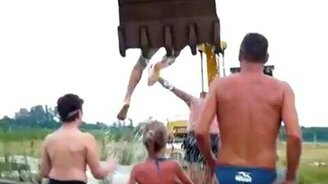 Водные развлечения с экскаватором - смотреть видео (1:27)