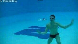 Красивый подводный трюк - смотреть видео (0:53)