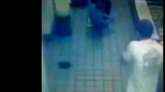 Прокатился на подносе - смотреть видео (0:25)