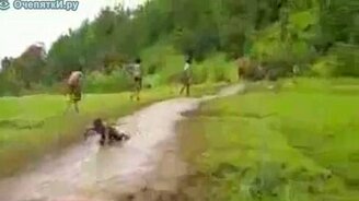 Горка из грязи - смотреть видео (0:27)