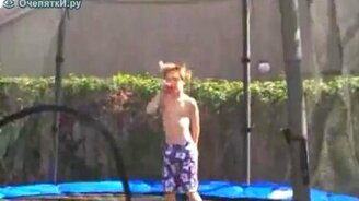 Удачно упал с батута - смотреть видео (0:31)