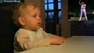 Малыш смотрит рок-концерт - смотреть видео (1:23)