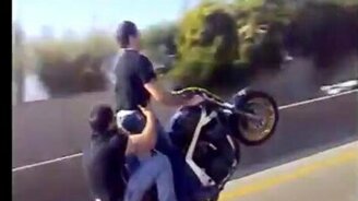 Безумный мото трюк - смотреть видео (0:51)