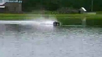 Управляет авто прямо по реке - смотреть видео (0:15)