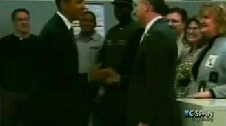 Как здоровается Обама - смотреть видео (0:12)