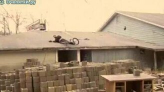 Велосипедист на крыше - смотреть видео (0:13)