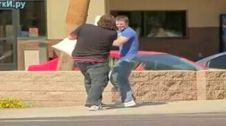 Уличная драка подушками - смотреть видео (0:54)