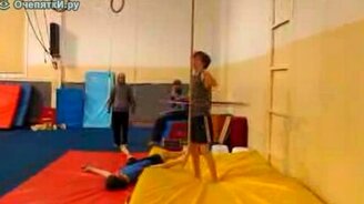 На канате с обручем - смотреть видео (0:32)