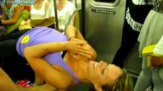 Йога в метро - смотреть видео (1:59)