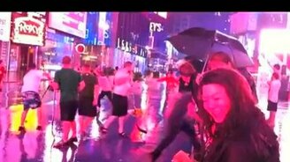 Уличный аттракцион после урагана - смотреть видео (0:48)