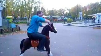 На игрушечной лошадке - смотреть видео (0:41)