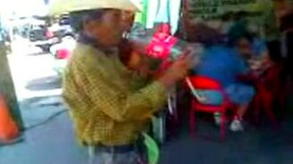 Игра на пластиковой бутылке - смотреть видео (1:31)