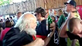 Безумный дед на дискотеке - смотреть видео (1:32)