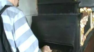 Попса на церковном органе - смотреть видео (0:34)