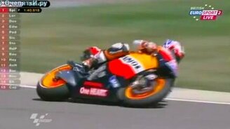 Выдра перед мотоциклистом - смотреть видео (0:14)