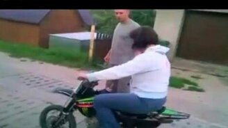 Женщина впервые на мотоцикле - смотреть видео (0:21)