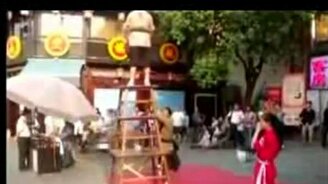 Сальто назад с подносом - смотреть видео (0:47)