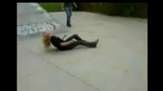 Девушки падают - смотреть видео (3:35)