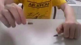 Барабанит авторучками - смотреть видео (1:30)