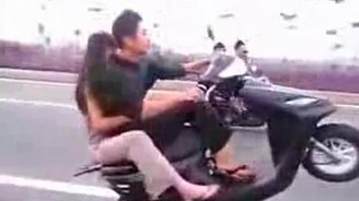 Безумный скутерист - смотреть видео (1:07)