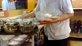 Ловкий официант - смотреть видео (1:24)