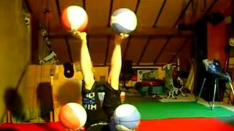 Искусная спортсменка - смотреть видео (1:46)