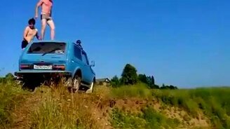 Прыжок в воду с Нивы - смотреть видео (0:09)