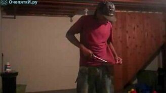 Трюкач с зажигалкой - смотреть видео (0:32)