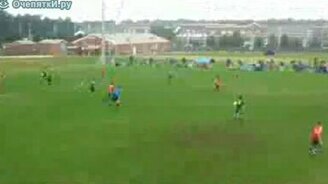 Вратарь забил сам себе - смотреть видео (0:37)