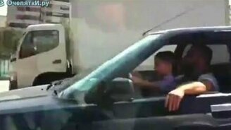 Ловкий сынок за рулём - смотреть видео (0:25)