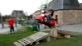 На скутере с трамплина - смотреть видео (0:07)