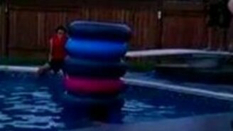 Невзрачный прыжок в бассейн - смотреть видео (0:23)