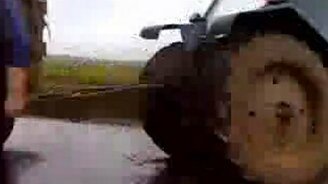 Форд против трактора - смотреть видео (0:12)