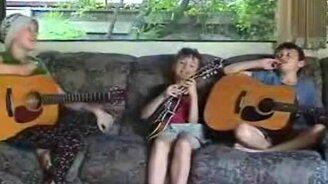 Маленькое испанское трио - смотреть видео (2:14)