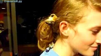 Бурундук спит в волосах девушки - смотреть видео (0:47)