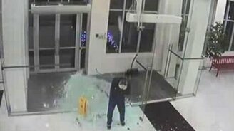 Прошёл сквозь стену - смотреть видео (0:29)