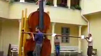 Самая большая в мире скрипка - смотреть видео (1:42)