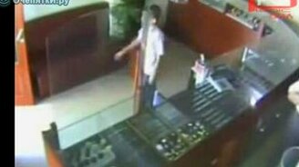 Испугал грабителя - смотреть видео (0:45)