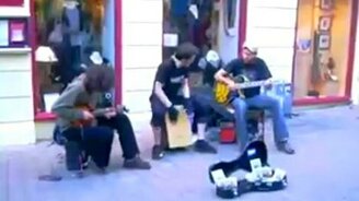 Дед увлёкся игрой парней - смотреть видео (0:49)