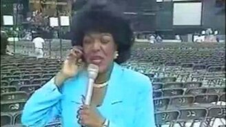 Женская реакция на шум - смотреть видео (0:34)