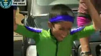 На роликах под машинами - смотреть видео (2:33)