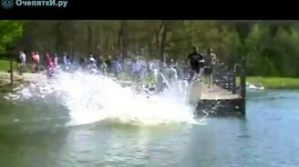 Сел на кол перед прыжком - смотреть видео (0:25)