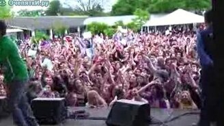 Со сцены в толпу - смотреть видео (1:14)