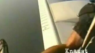 Прыжок с крыла самолёта - смотреть видео (0:36)