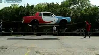 Авто прыгает через верёвку - смотреть видео (0:09)